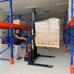 Alternative view of XE NÂNG ĐIỆN CHÂN RỘNG 1,3 TẤN CL1330GHY