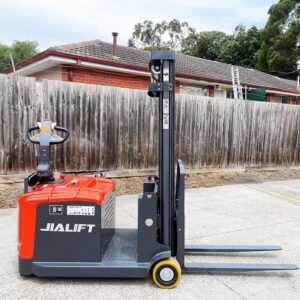 Alternative view of XE NÂNG ĐIỆN STACKER ĐỐI TRỌNG 1,5 TẤN E1530GL